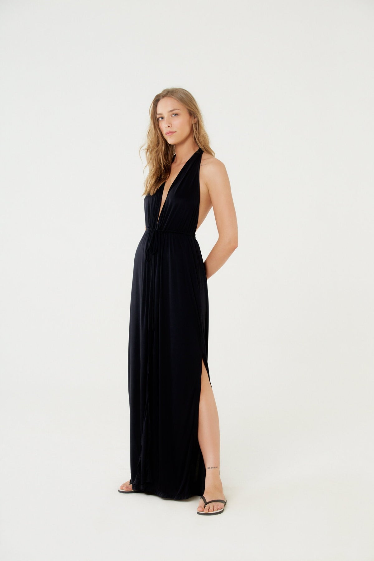 Model Front: Blueman Maxi Dresses Vestido Saida Duo Liso Preto Mistica
