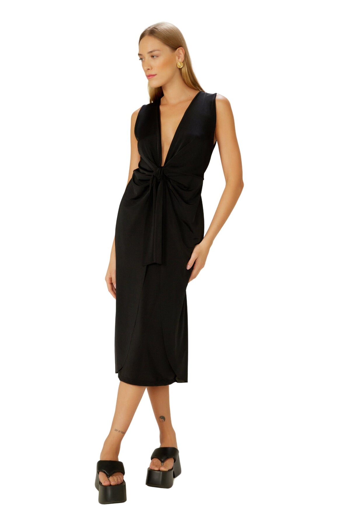 Model Front: Blueman Maxi Dresses Vestido Saia Sobreposta Preto