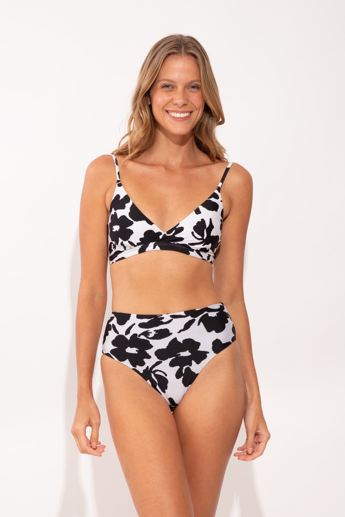 Model Front: Rio De Sol Bikini Bottoms Bottom Poppy Hotpants