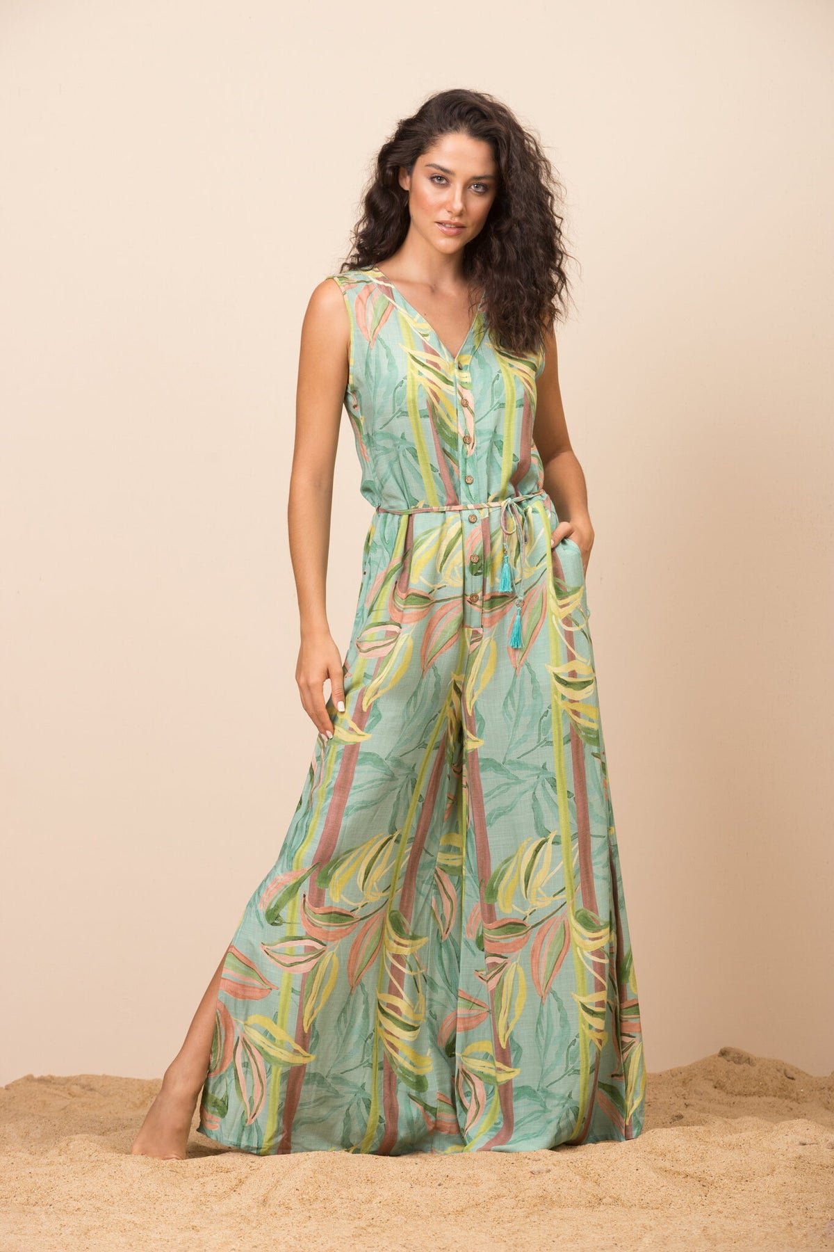 Model Front: La Playa Jumpsuits Macacao Retaga Bambu