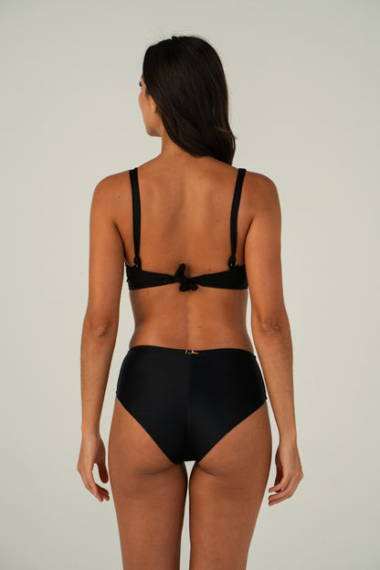 Model Back: Lua Morena Bikini Tops Top Preto Meia-Taca-Larga