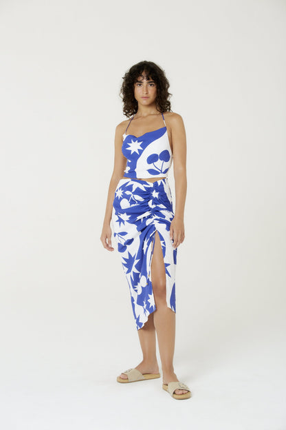 Model Front: Blueman Beach Tops Blusa Top Cropped Degage Cerise