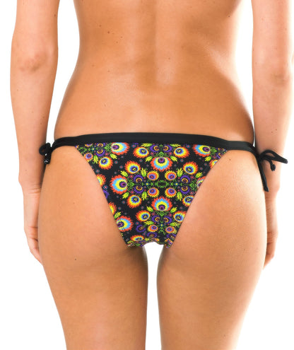 Model Back: Rio De Sol Bikini Bottoms Calcinha Newfolk Cropped Lacinho