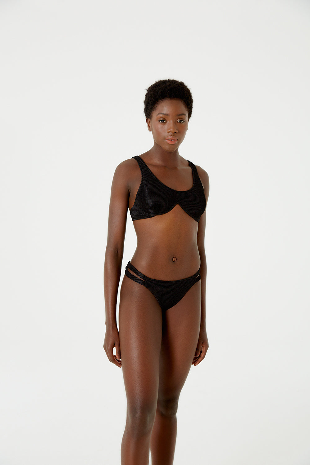 Model Front: Blueman Bikini Tops Top Wavy Shine Preto