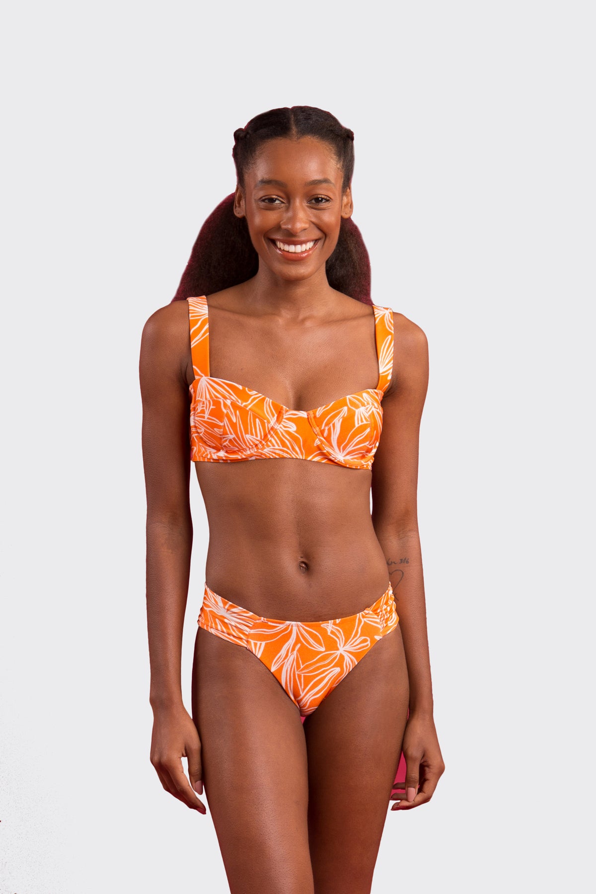 Model Front: Rio De Sol Top Top Trail-Orange Amelia