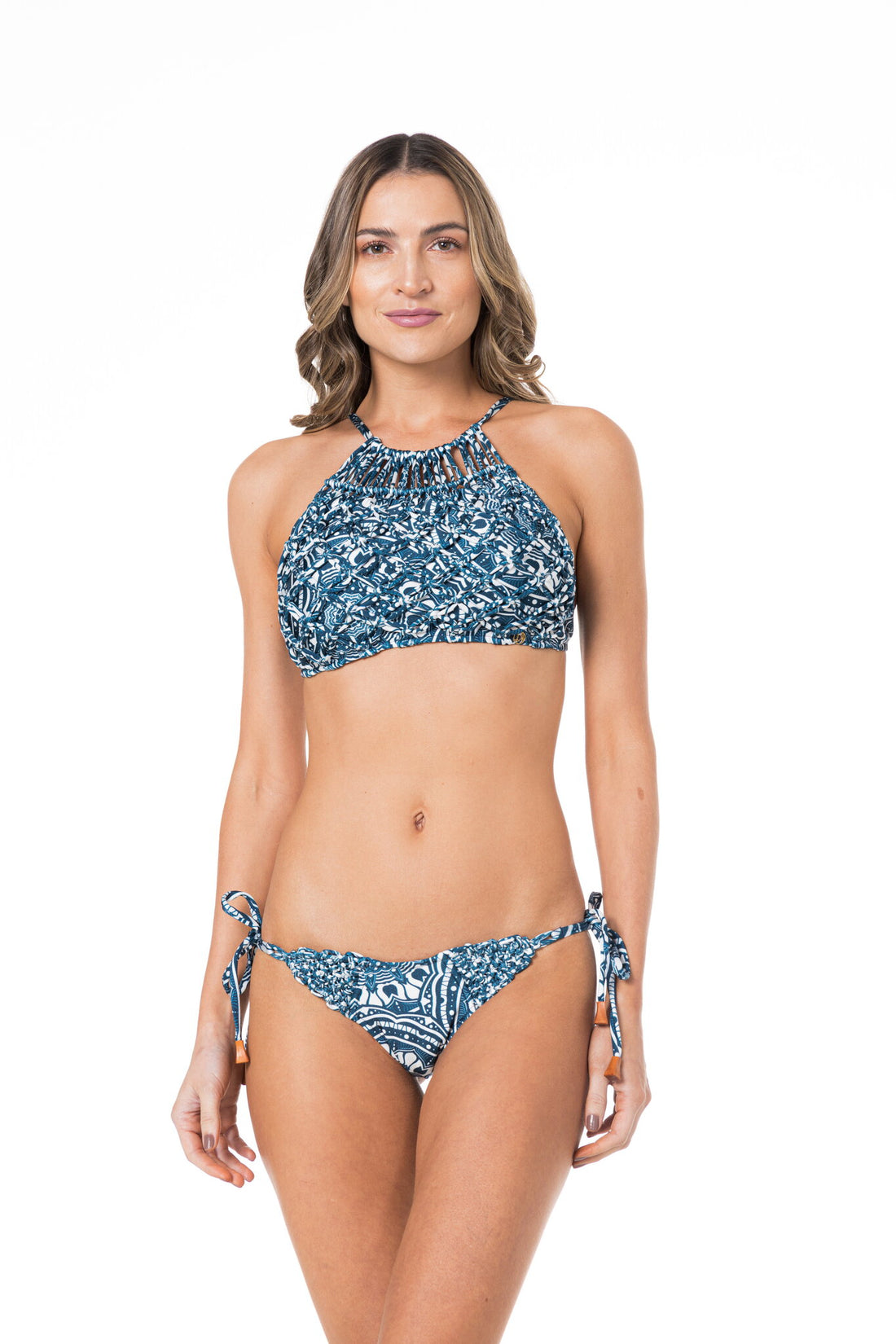 Model Front: Lua Morena Bikini Tops Top Dobrado Macrame Renda